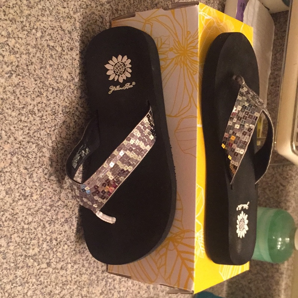 Size 7 bnib yellow box flip flops